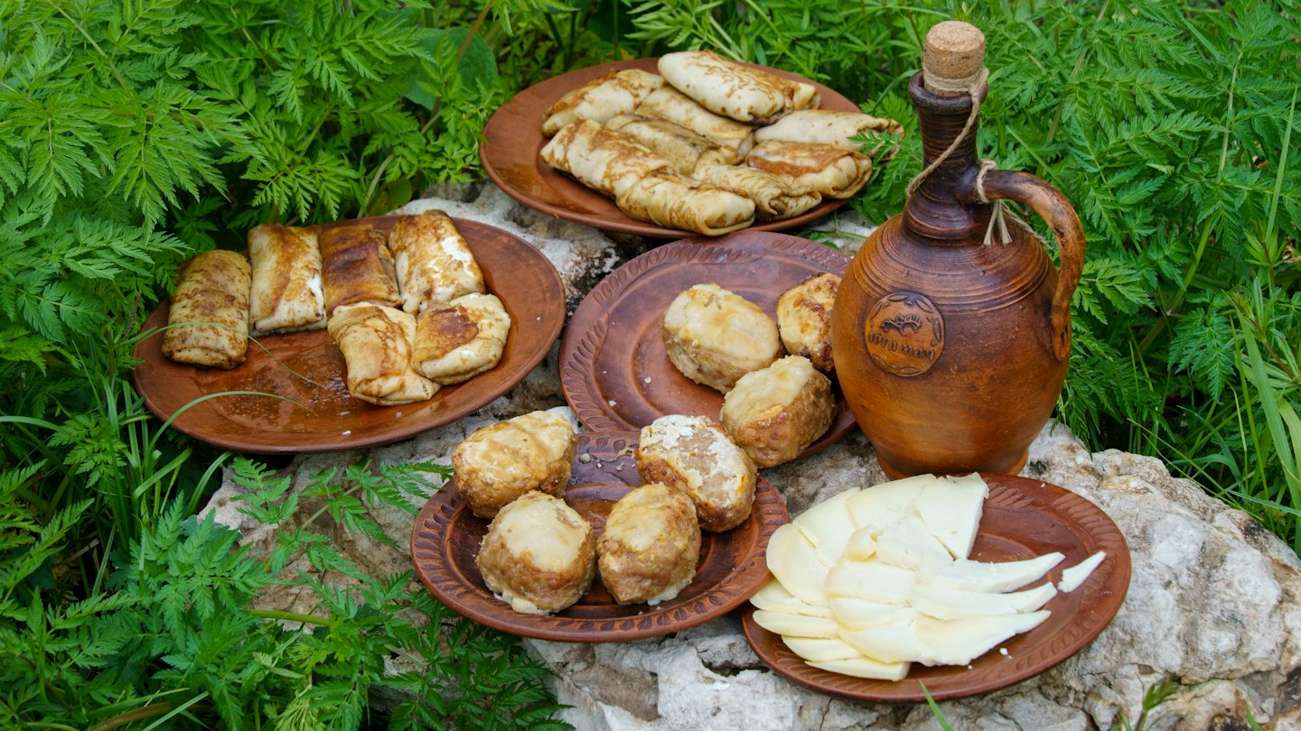 Rustykalny plenerowy poczęstunek z naleśnikami, klopsikami i serem.